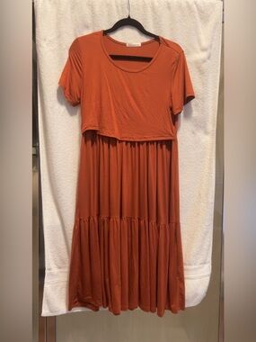 Short Sleeve Tiered Maternity Maxi Dress in Rust